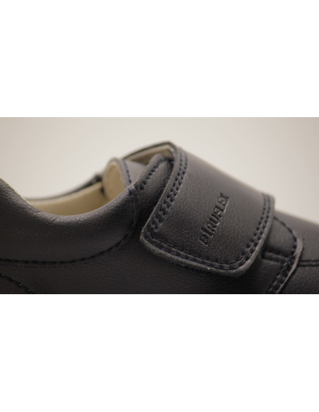 Zapato colegial respetuoso Piruflex para niño en color negro o azul marino
