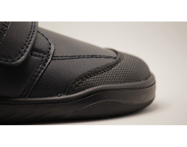 Zapato colegial respetuoso Piruflex para niño en color negro o azul marino