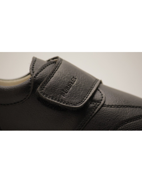 Zapato colegial respetuoso Piruflex para niño en color negro o azul marino