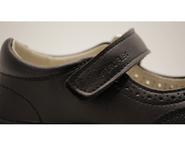 Zapato colegial respetuoso Piruflex para niña en color negro o azul marino con calado